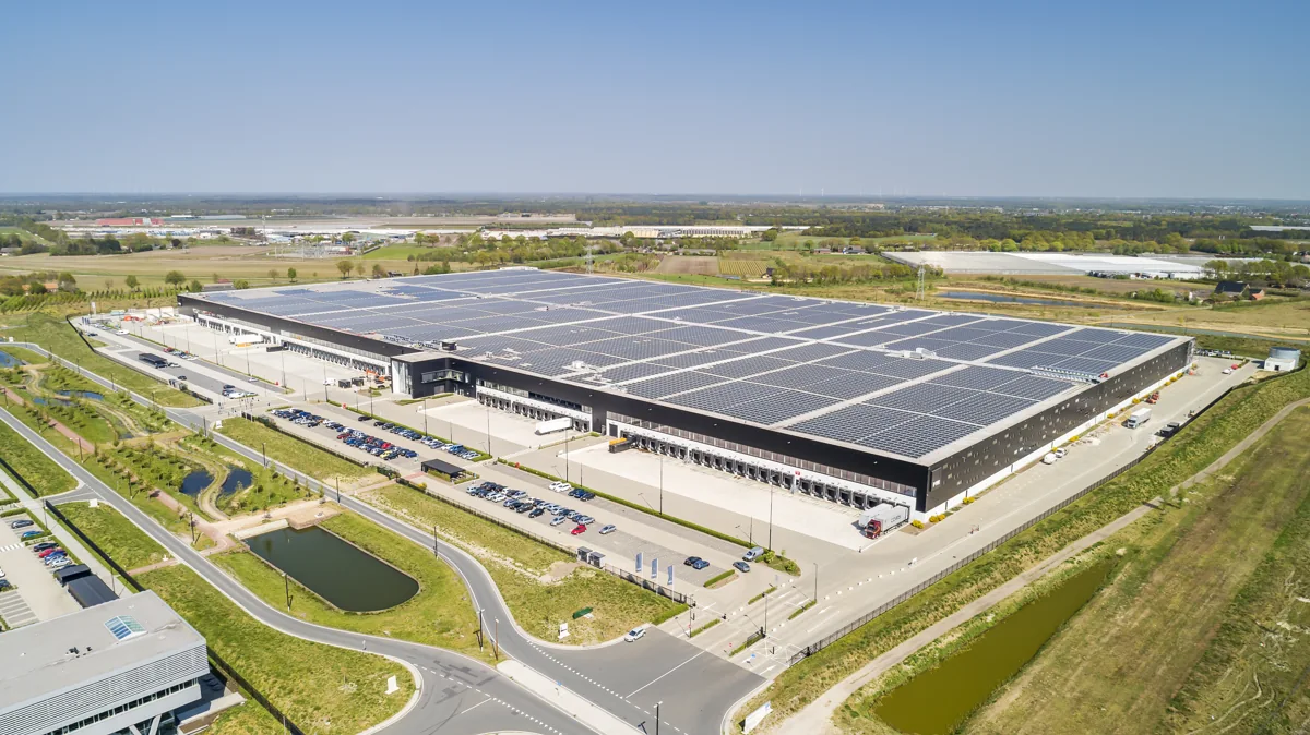 Voorbeeld van een bedrijfshal met zonnepanelen in Venlo