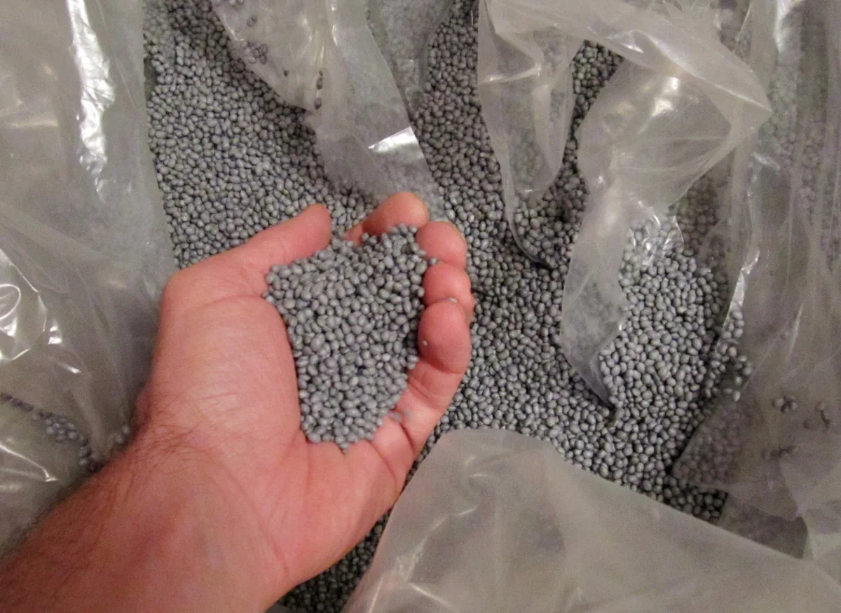 Grafietkleurige EPS-isolatieparels in een hand