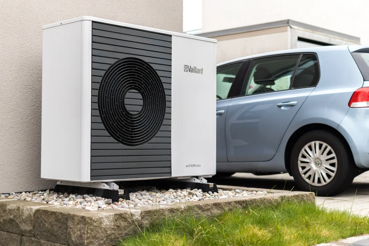Voorbeeld van een Vaillant-warmtepomp buiten een woning