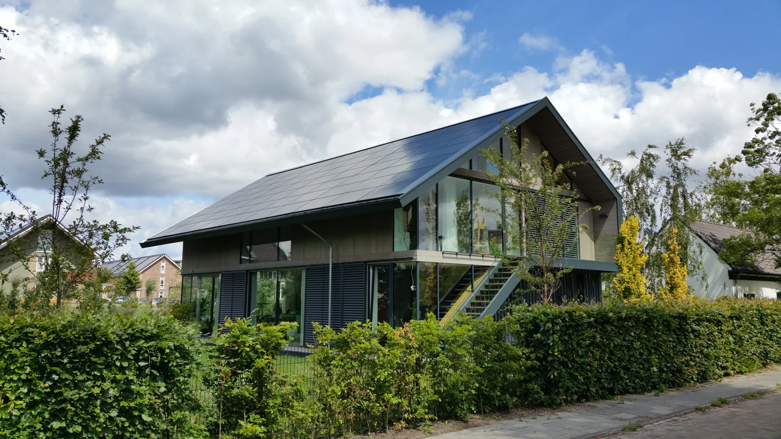 Voorbeeld van een Nederlandse woning met zonnepanelen in het dak