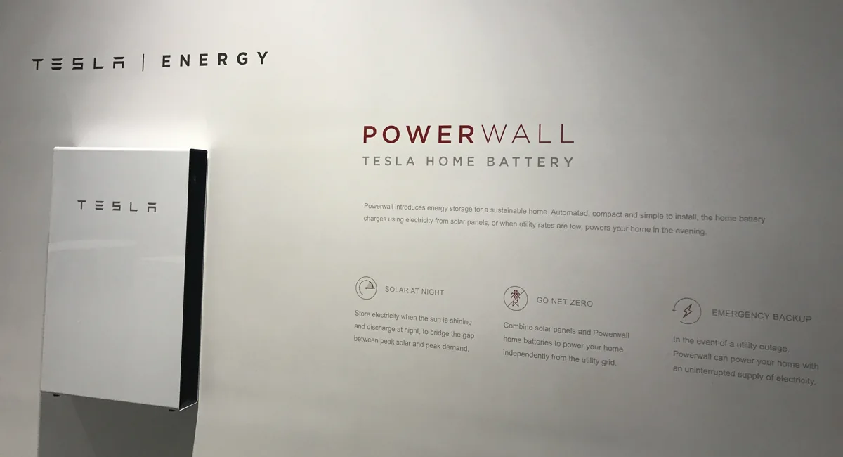 Tesla Powerwall op een expositie, als voorbeeld van thuisopslag
